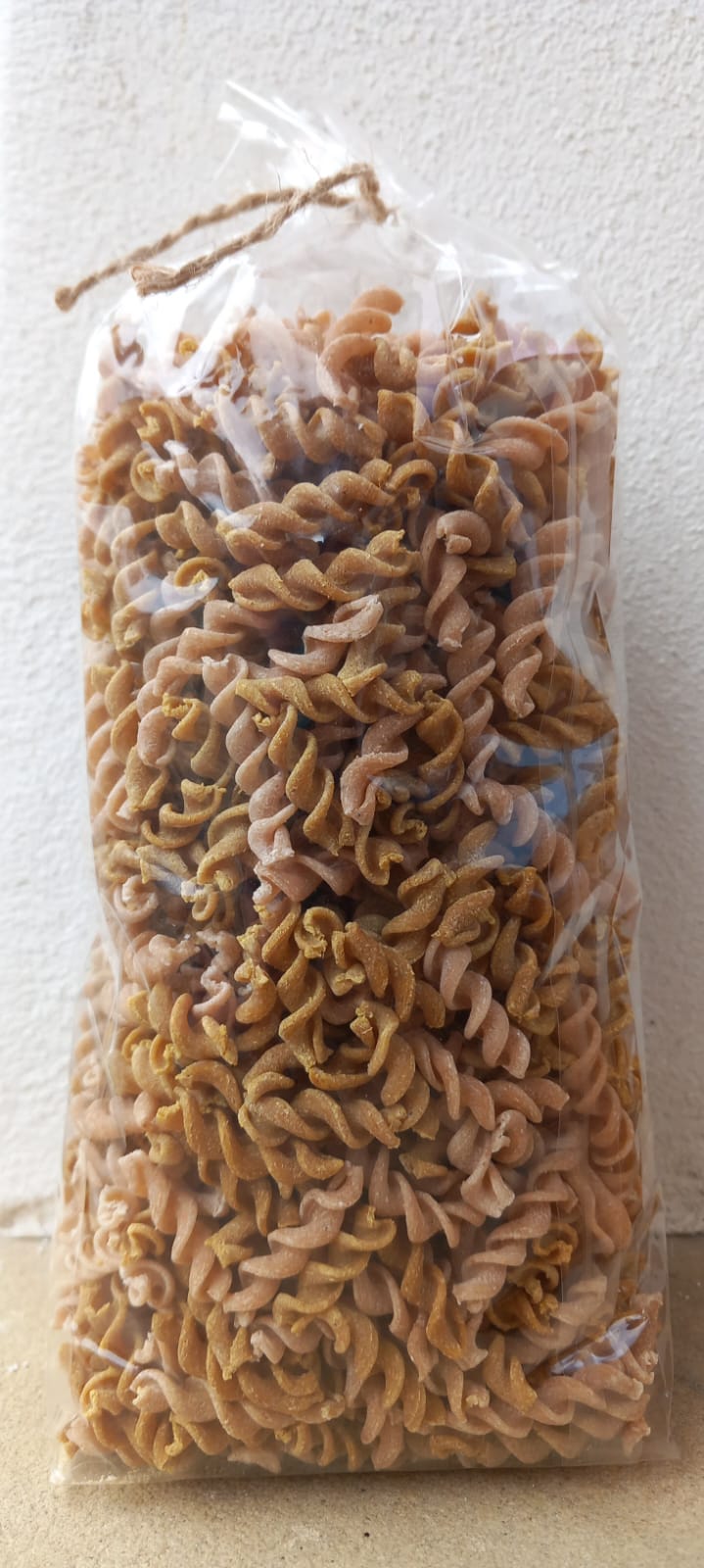 Espiralak gari semola integrala, kalabaza eta kurriarekin