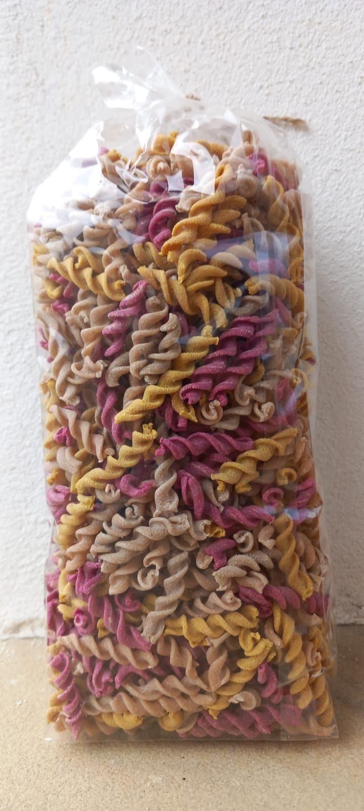 Espiralak gari semola integrala, erremolatxa, oreganoa eta kurkumarekin