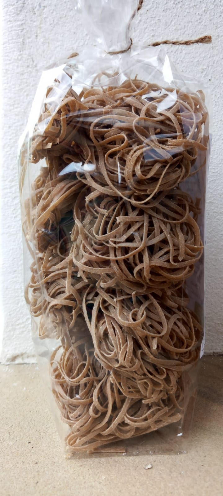 Tallarineak gari semola integrala eta oreganoa