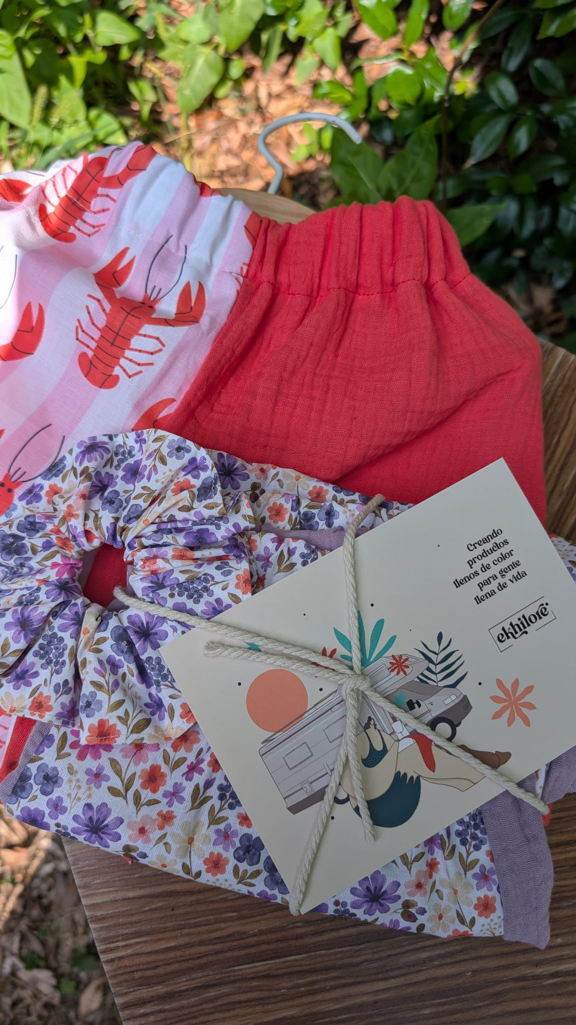Pantalón langostas + pantalón de flores