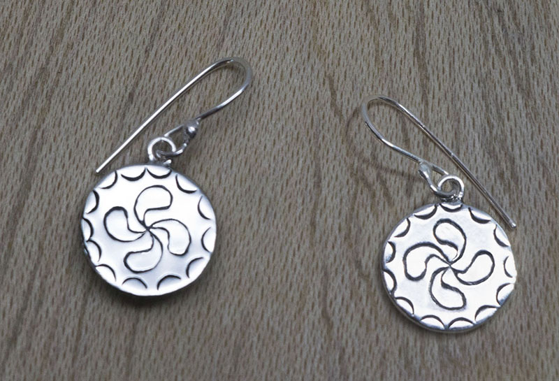 Producto vasco LAUBURU pendiente pequeño de plata mitología vasca artesanía TXUS GRUZETA