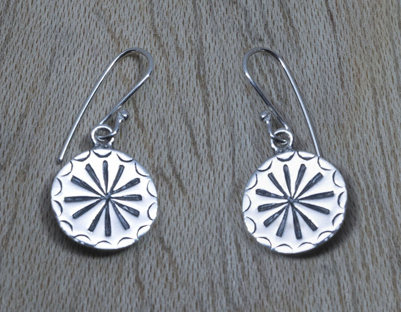 Producto vasco EKHI pendiente pequeño de plata mitología vasca artesanía TXUS GRUZETA