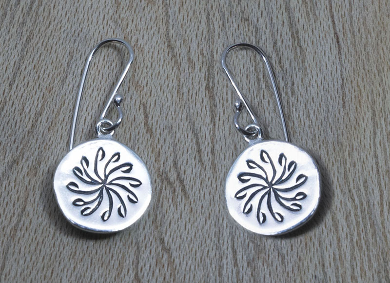 Producto vasco BIRA pendiente pequeño de plata mitología vasca artesanía TXUS GRUZETA