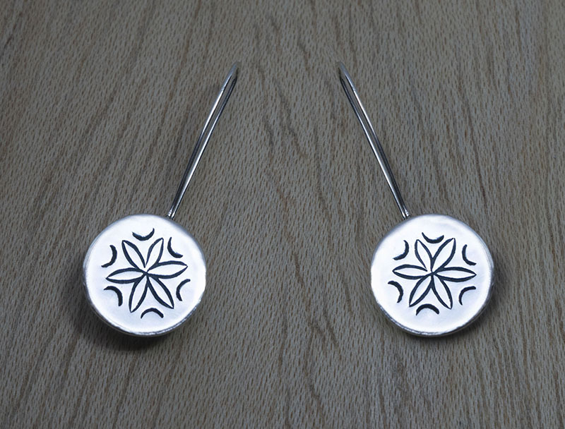 Producto vasco HEXAPETALA pendiente grande plata TXUS GRUZETA.