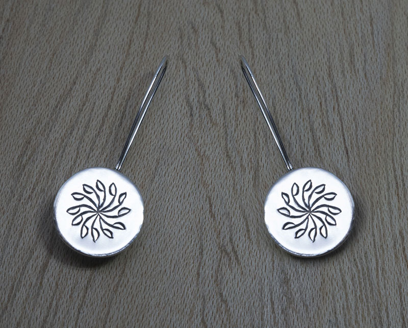 Producto vasco BIRA pendiente grande de plata mitología vasca artesanía TXUS GRUZETA.