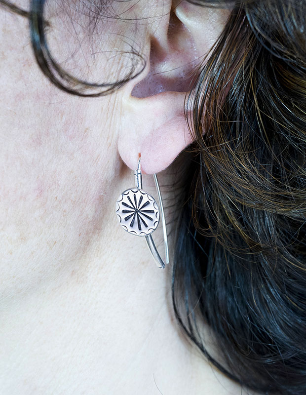 Producto vasco pendiente arco de plata HEXAPETALA mitología vasca artesanía TXUS GRUZETA