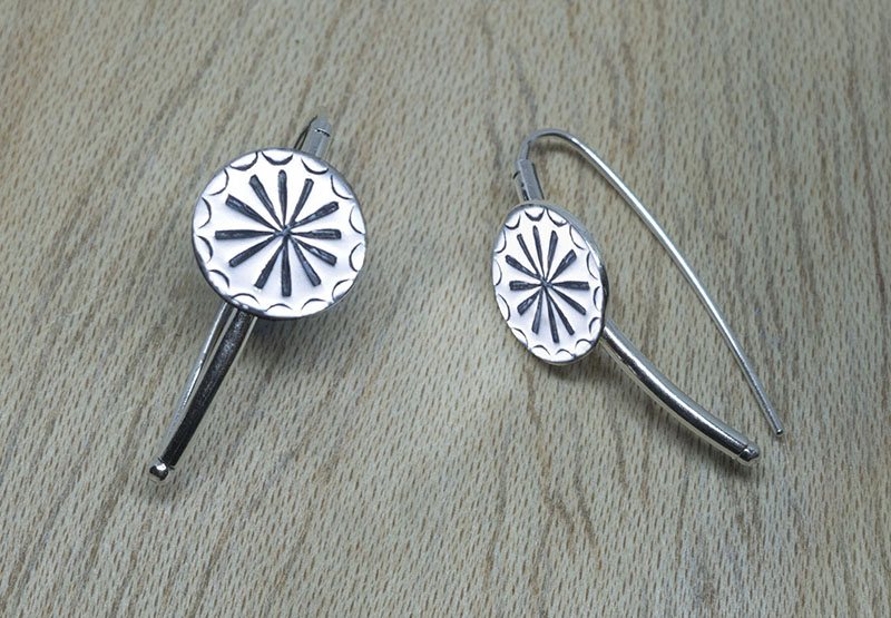 Producto vasco pendiente arco de plata EKHI mitología vasca artesanía TXUS GRUZETA.