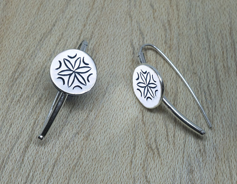 Producto vasco pendiente arco de plata HEXAPETALA mitología vasca artesanía TXUS GRUZETA