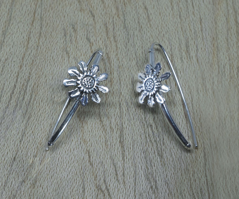 Producto vasco pendiente arco de plata EGUZKILORE mitología vasca artesanía TXUS GRUZETA