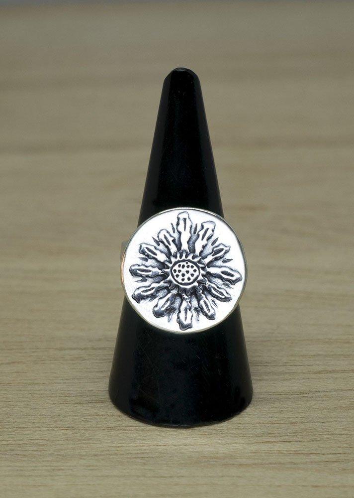 Producto vasco anillo EGUZKILORE plata mitología vasca artesanía TXUS GRUZETA.