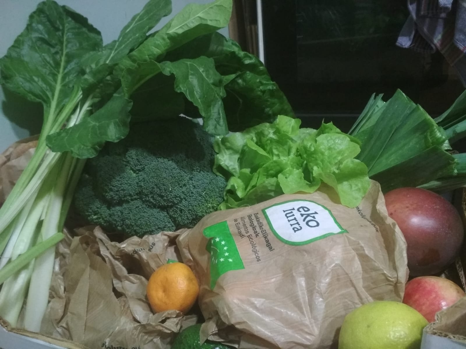 Cesta de verduras y frutas ecológicas