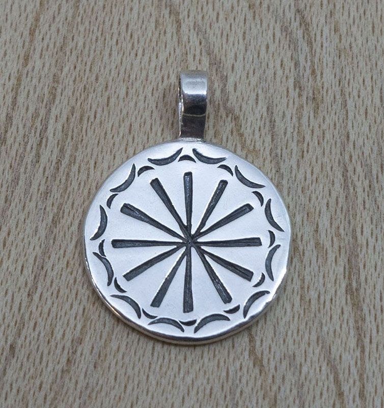 Producto vasco colgante EKHI grande de plata mitología vasca artesanía TXUS GRUZETA