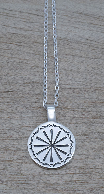 Producto vasco colgante EKHI grande de plata con cadena mitología vasca artesanía TXUS GRUZETA.