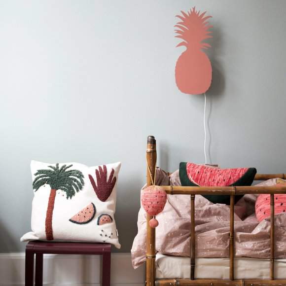 Encantador aplique de pared con la bonita forma de piña