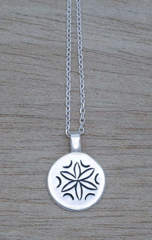 Producto vasco colgante HEXAPETALA pequeño de plata con cadena mitología vasca artesanía TXUS GRUZETA.