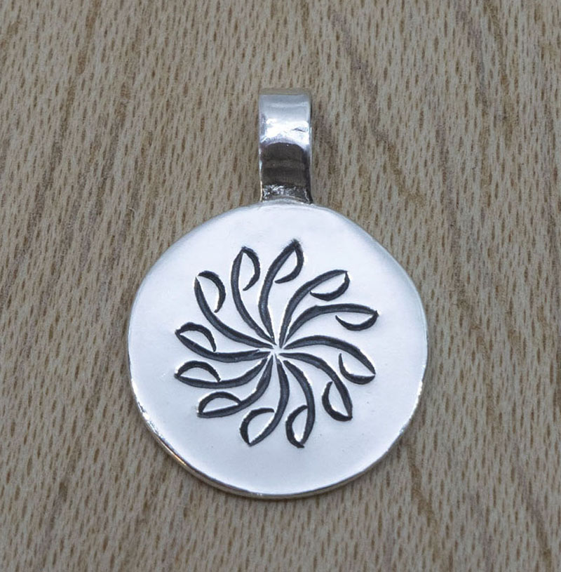 Producto vasco colgante BIRA pequeño de plata mitologia vasca artesania TXUS GRUZETA.