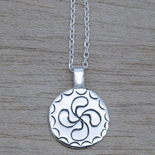 Producto vasco colgante LAUBURU pequeño de plata con cadena mitologia vasca artesania TXUS GRUZETA