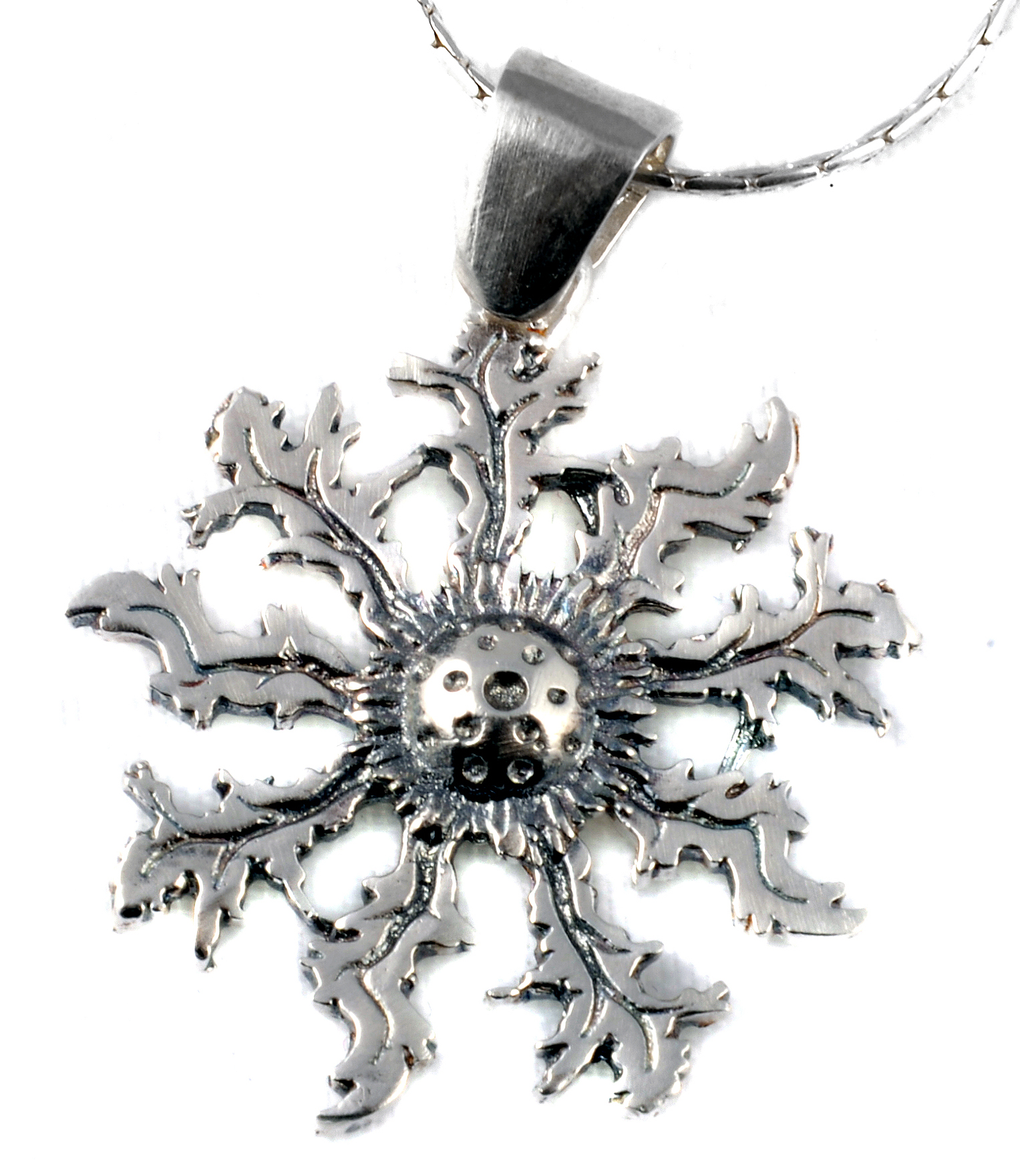 Producto vasco Eguzkilore colgante de plata, flor del sol edelweiss