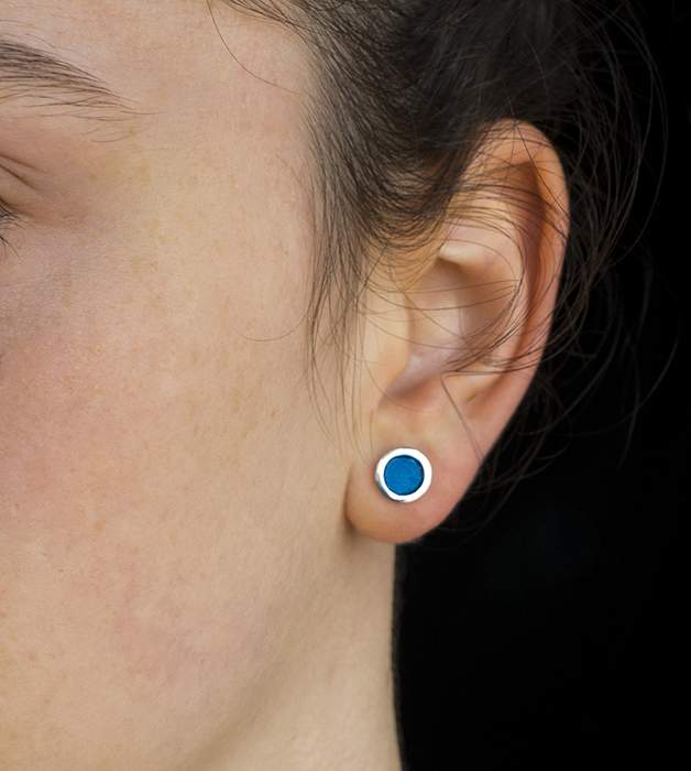 Producto vasco pendiente BOTÓN de plata acrílico AZUL artesanía TXUS GRUZETA