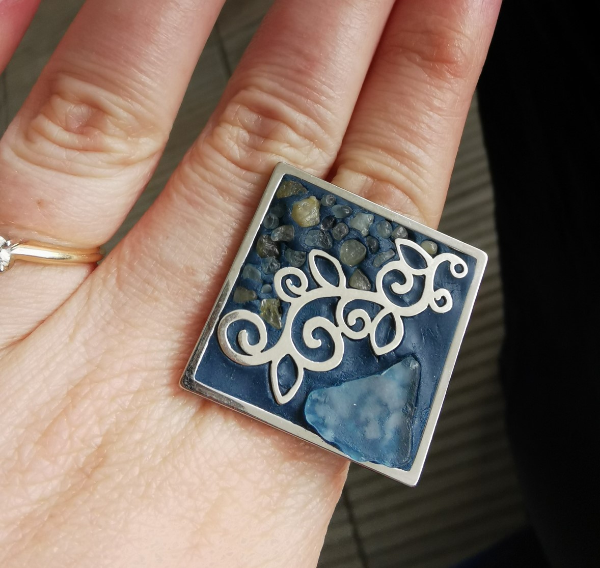Anillo azul oscuro con rama plateada