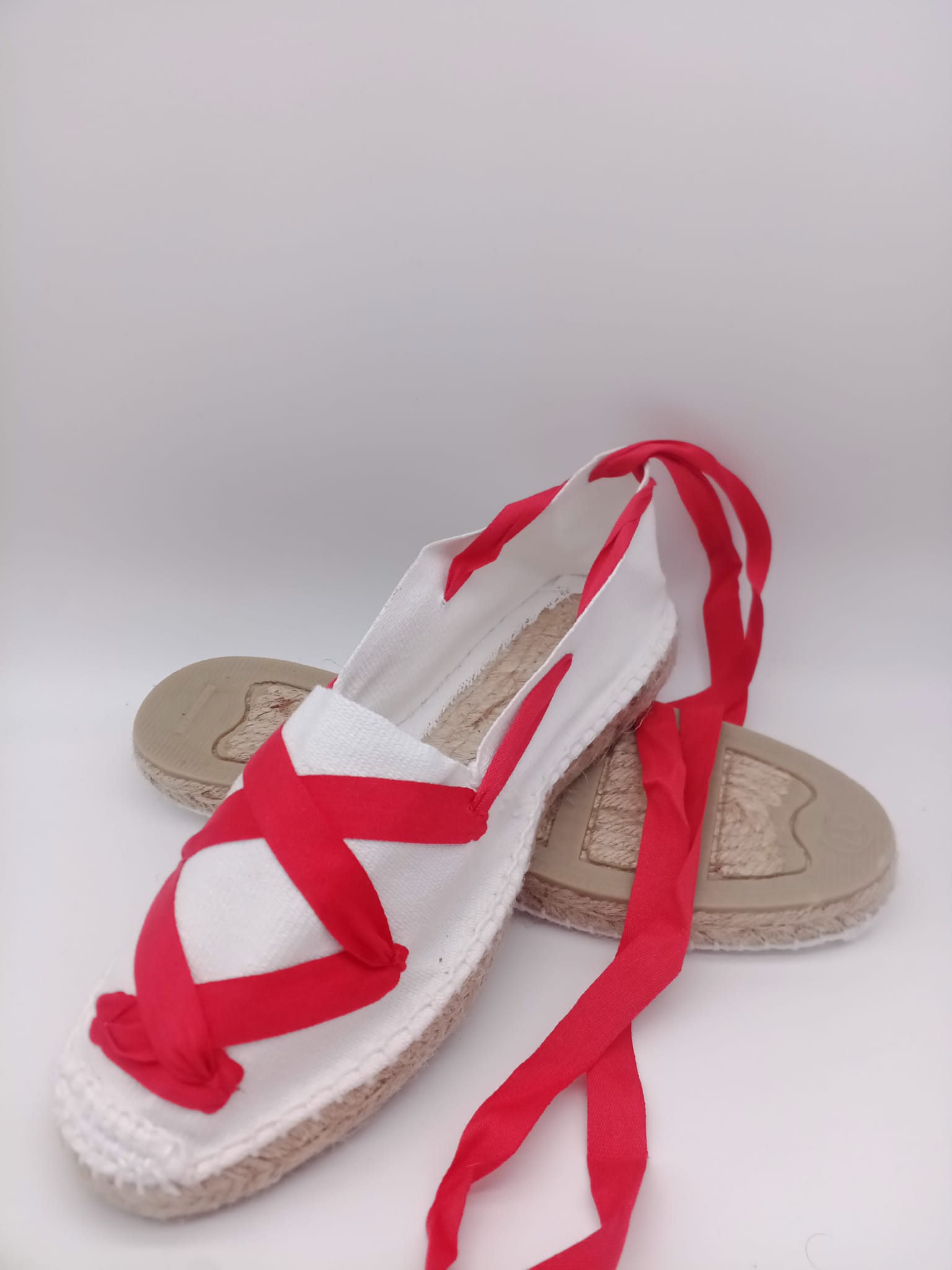 Alpargatas blancas con cinta roja cruzada
