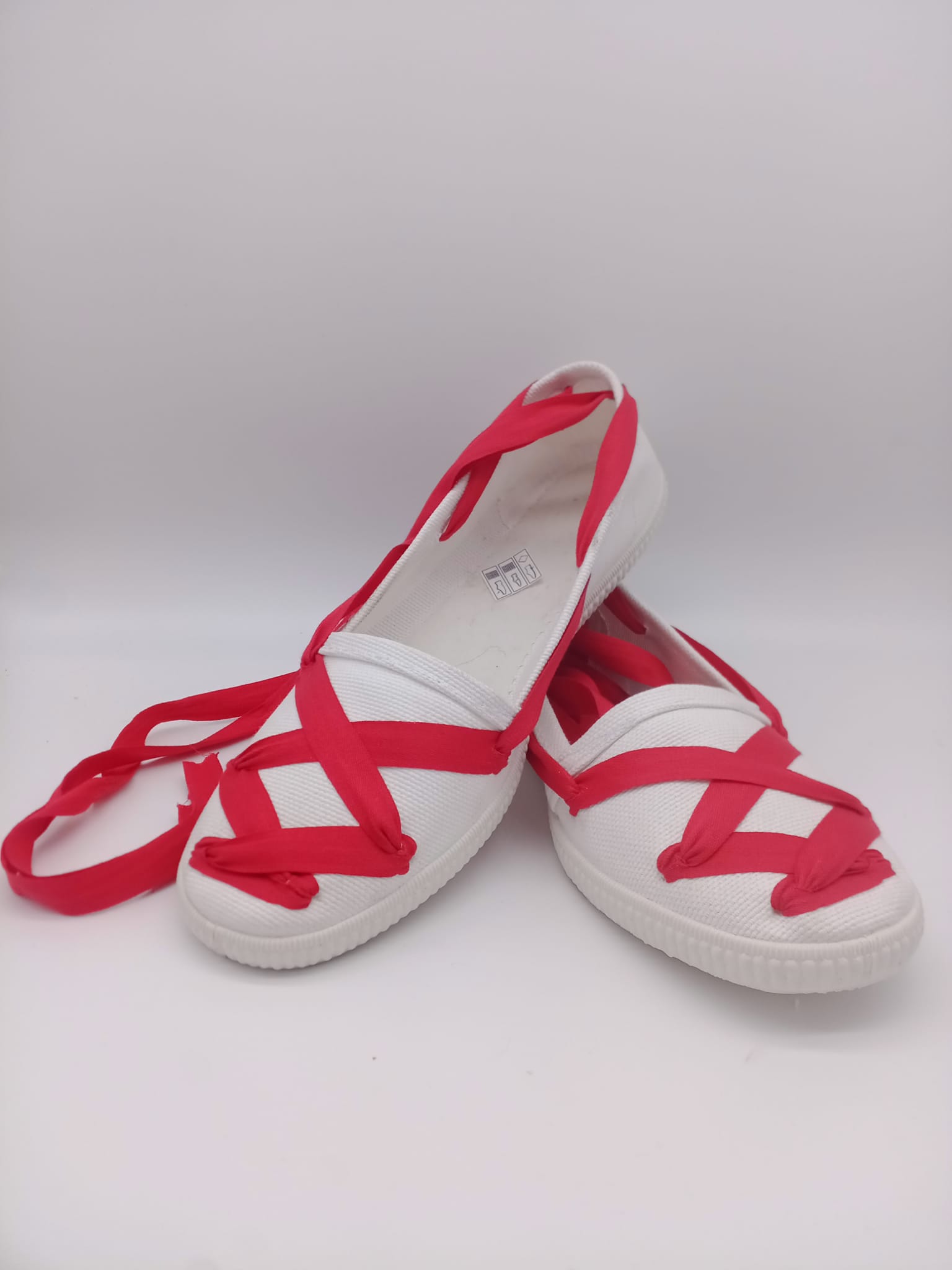 Camping blanco con cinta roja cruzada