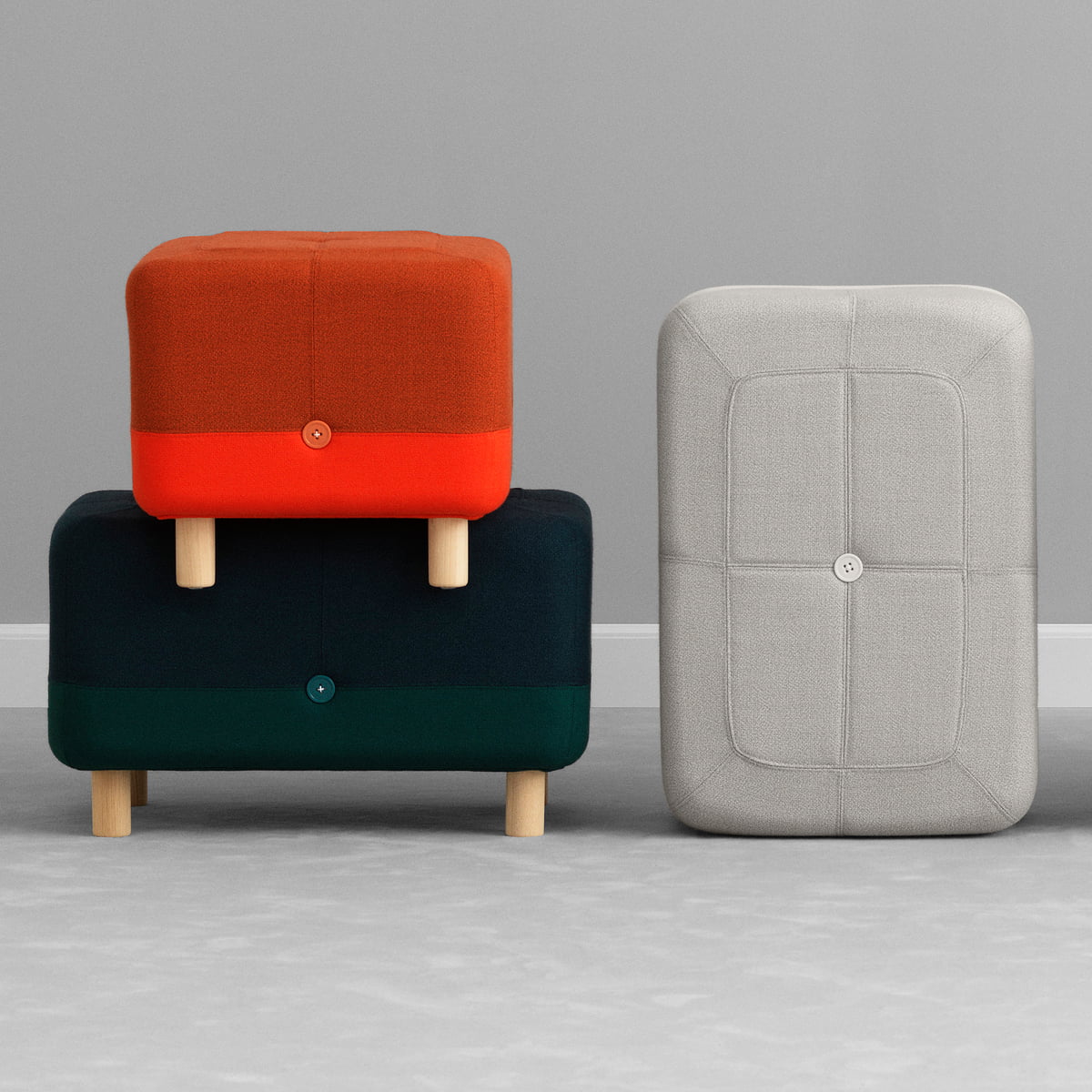 Pouf de diseño hecho de textil madera y botones