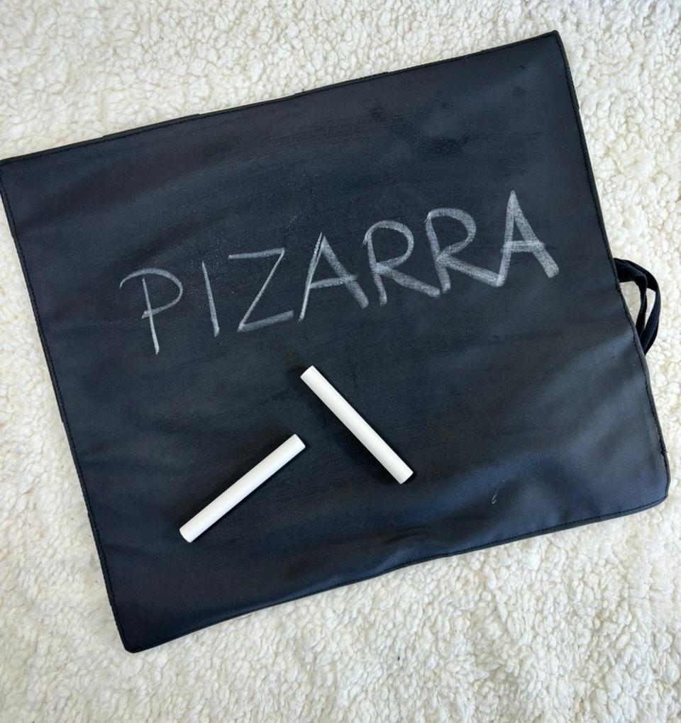 Pizarra enrollable de tela.
