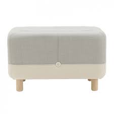 Pouf de diseño hecho de textil madera y botones