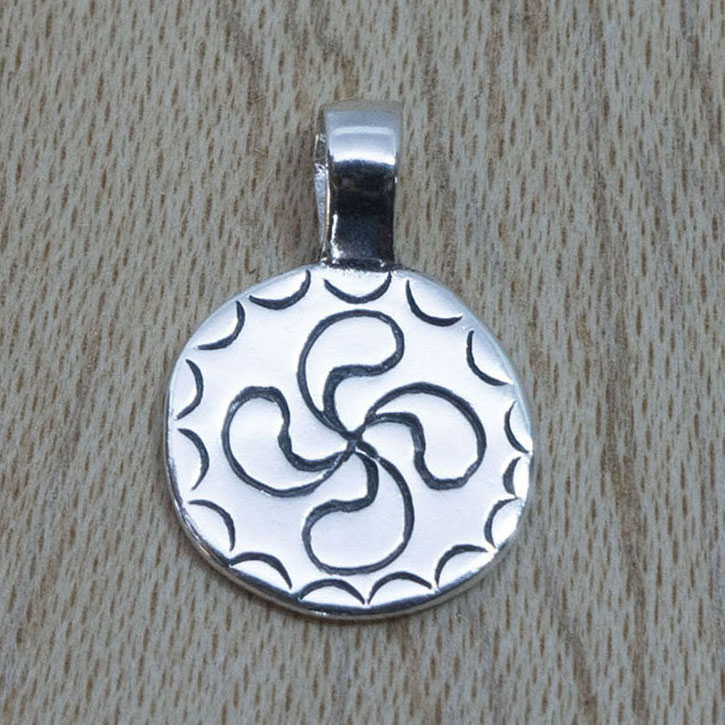 Producto vasco colgante LAUBURU pequeño de plata mitología vasca artesanía TXUS GRUZETA
