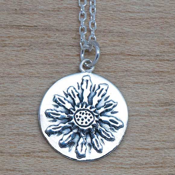Producto vasco colgante EGUZKILORE de plata con base cadena plata mitología vasca artesanía TXUS GRUZETA