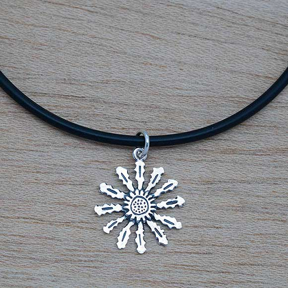 Producto vasco colgante EGUZKILORE de plata cordón de caucho mitologia vasca artesanía TXUS GRUZETA