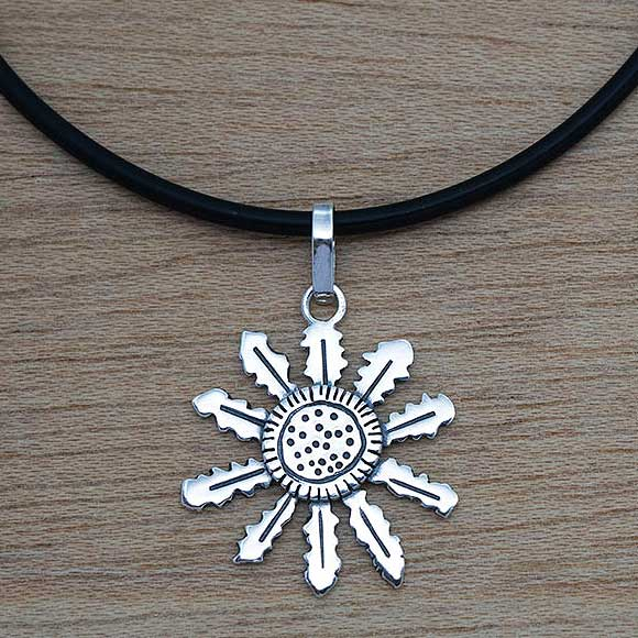 Producto vasco colgante EGUZKILORE de plata grande cordón de caucho mitología vasca artesanía TXUS GRUZETA