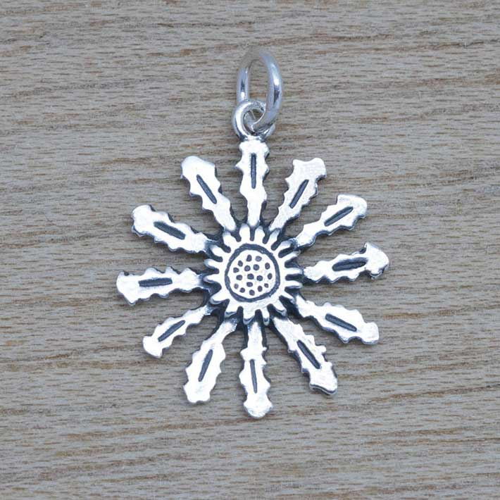 Producto vasco colgante EGUZKILORE de plata mitología vasca artesanía TXUS GRUZETA