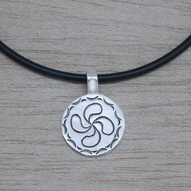 Producto vasco colgante LAUBURU grande de plata cordón caucho mitología vasca artesanía TXUS GRUZETA