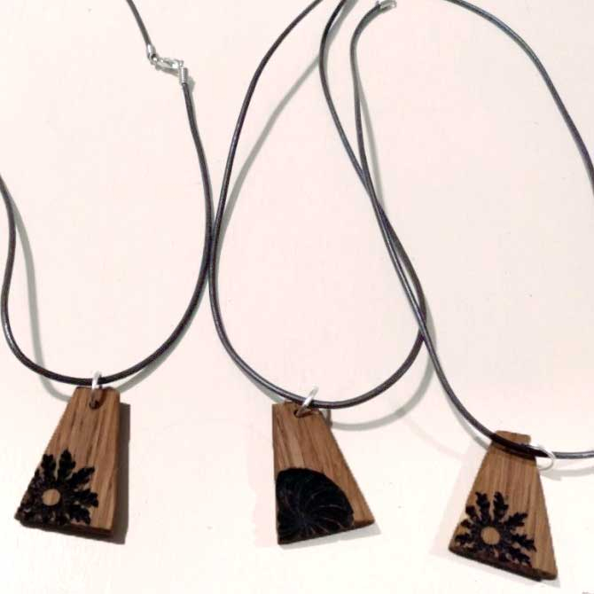 Producto Vasco. Colgante Madera. Artesanía Local.
