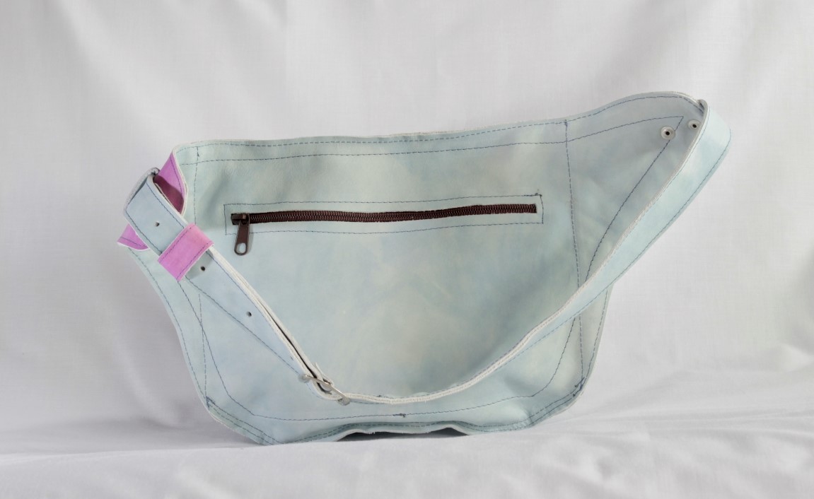 Producto Vasco Riñonera piel combinada rosa azul gran tamaño artesanía LARRUZKO ESKUAK